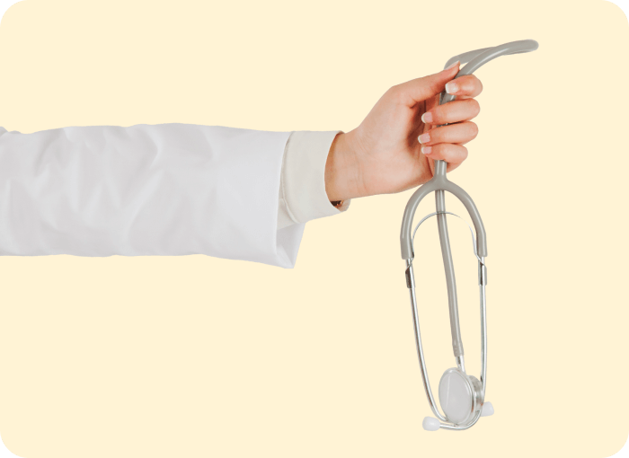 Eine Hand hält ein Stethoskop
