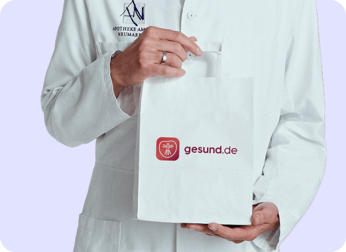 Apotheker mit Papiertüte